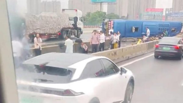 牛势策略 上海往返睢县大巴高速侧翻致一死十余伤，承运公司上海新大都双佳客运公司连续3年被曝光，月违法率排前5名