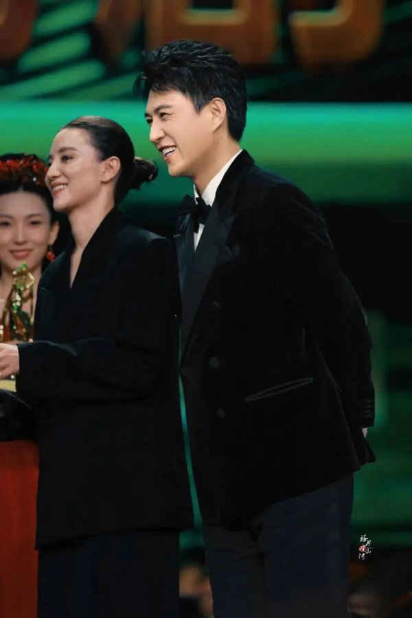 策略红 靳东宋佳同获白玉兰奖：被演技派点亮的夜晚，电视剧风向真的变了